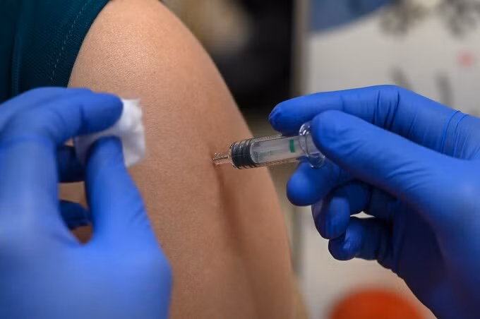 Singapore quyết sống chung với COVID-19 dù ca mắc mới tăng mạnh