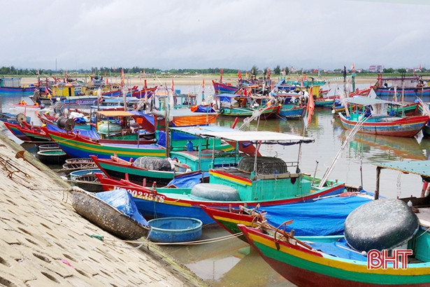 Biên phòng Hà Tĩnh hỗ trợ ngư dân chằng néo tàu thuyền tránh trú bão