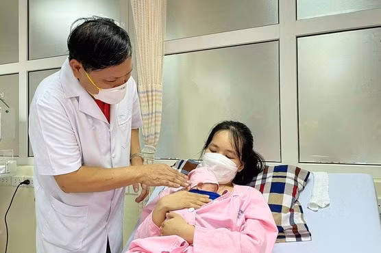 Kỳ diệu: Cứu sống và nuôi dưỡng thành công trẻ sơ sinh nặng 400gram đầu tiên tại Việt Nam