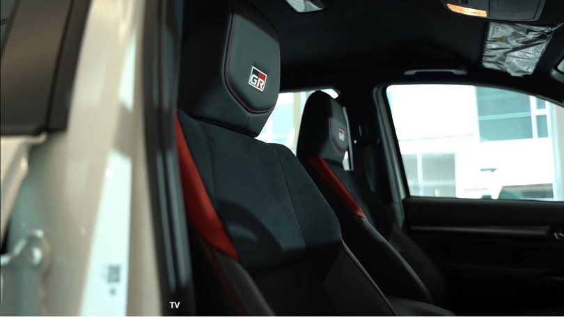 Toyota Hilux 2021 bản thể thao có gì đấu “vua bán tải” Ford Ranger?