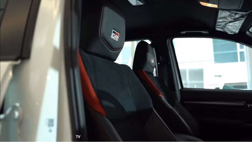 Toyota Hilux 2021 bản thể thao có gì đấu “vua bán tải” Ford Ranger?