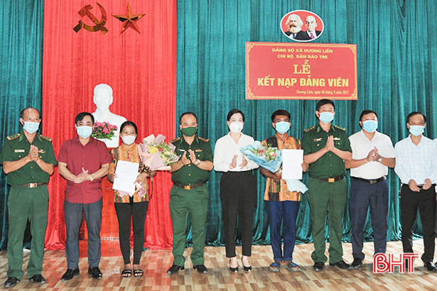 Bộ Chỉ huy BĐBP Hà Tĩnh đỡ đầu nữ sinh bản Rào Tre học đại học