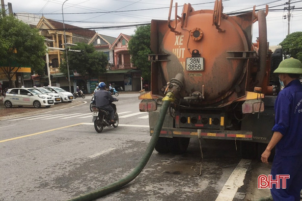 TP Hà Tĩnh cắt tỉa cây xanh, nạo vét hệ thống thoát nước khi vào mùa mưa bão