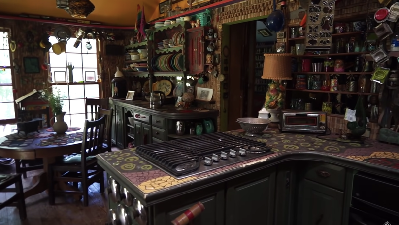 Người đàn ông dành 33 năm biến nhà thành lâu đài