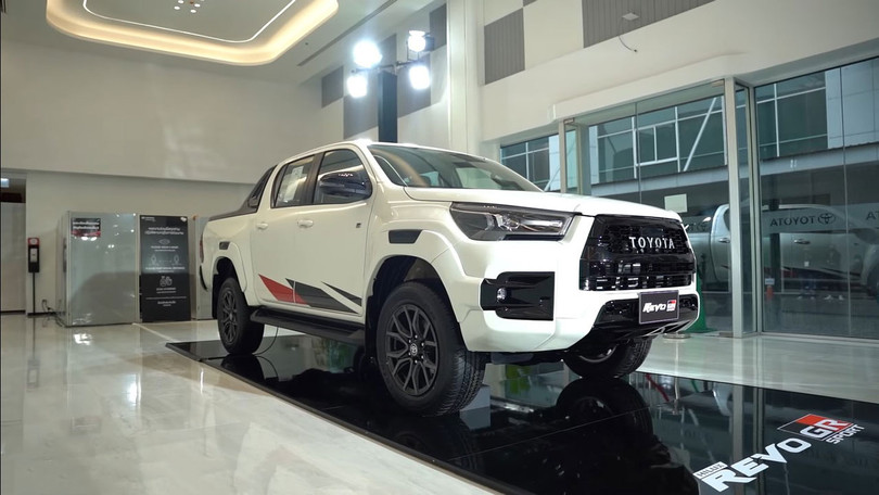 Toyota Hilux 2021 bản thể thao có gì đấu “vua bán tải” Ford Ranger?