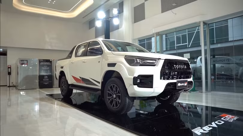 Toyota Hilux 2021 bản thể thao có gì đấu “vua bán tải” Ford Ranger?