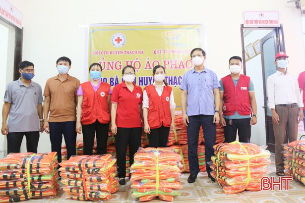 Trao 300 áo phao cho người dân vùng ngập lụt ở Thạch Hà