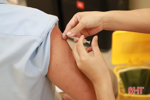 Hơn 1.200 người ở Nghi Xuân tiêm vắc-xin phòng COVID-19 đợt 7