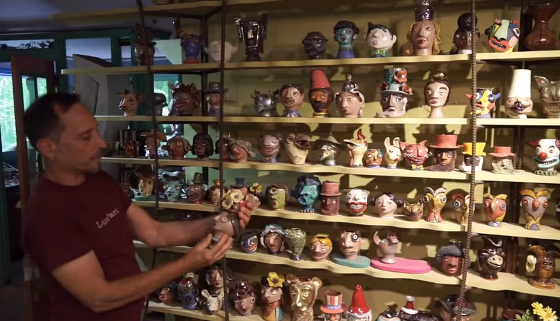 Người đàn ông dành 33 năm biến nhà thành lâu đài