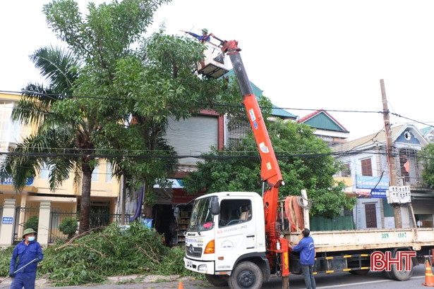 TP Hà Tĩnh cắt tỉa cây xanh, nạo vét hệ thống thoát nước khi vào mùa mưa bão