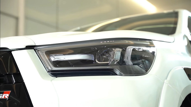 Toyota Hilux 2021 bản thể thao có gì đấu “vua bán tải” Ford Ranger?