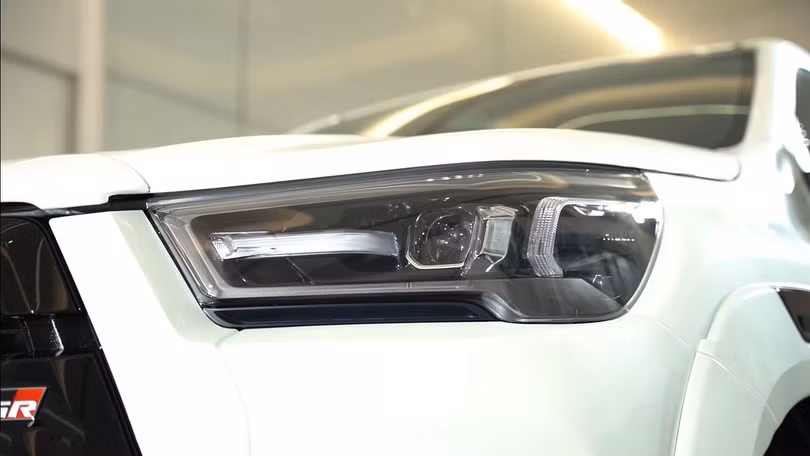 Toyota Hilux 2021 bản thể thao có gì đấu “vua bán tải” Ford Ranger?