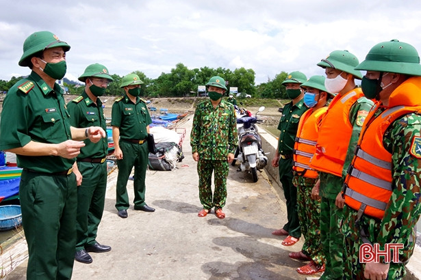 Biên phòng Hà Tĩnh hỗ trợ ngư dân chằng néo tàu thuyền tránh trú bão