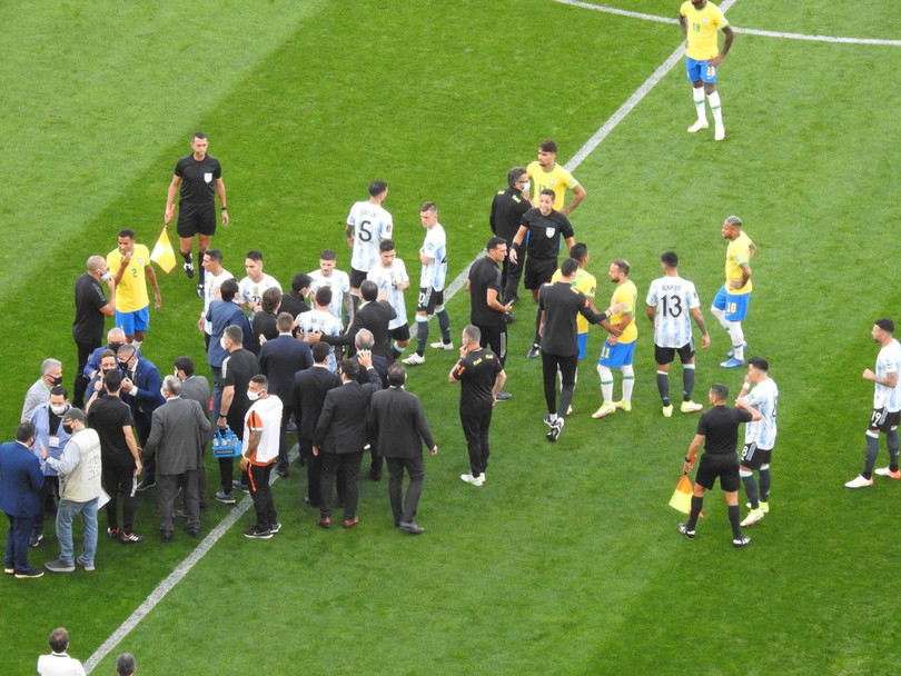 Đá 7 phút, Messi và cầu thủ Argentina ngừng thi đấu để phản đối cảnh sát Brazil