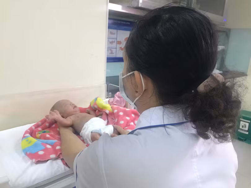 Kỳ diệu: Cứu sống và nuôi dưỡng thành công trẻ sơ sinh nặng 400gram đầu tiên tại Việt Nam