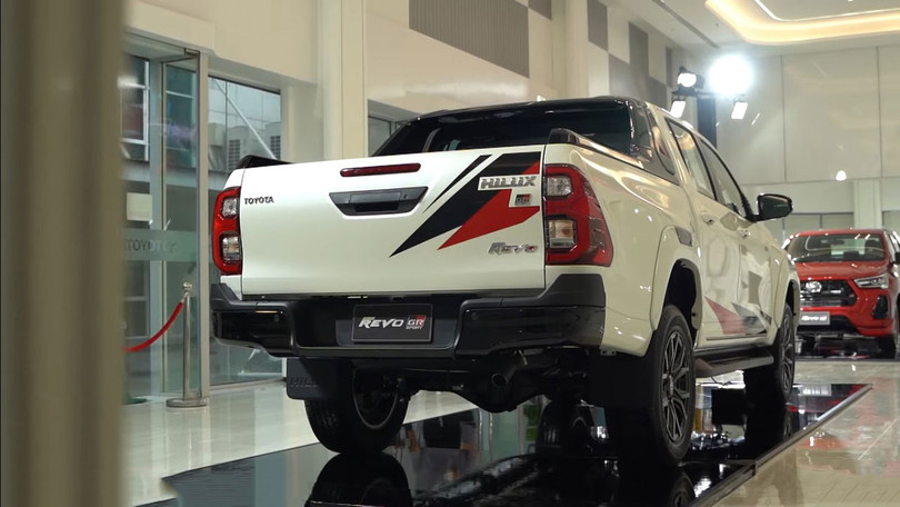 Toyota Hilux 2021 bản thể thao có gì đấu “vua bán tải” Ford Ranger?