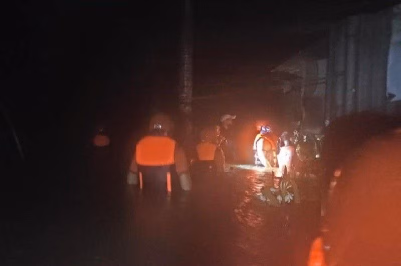 Bão Conson đổ bộ Philippines, gây mất điện diện rộng