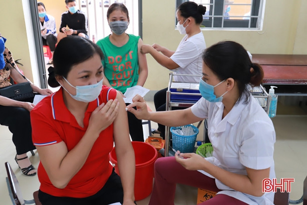 Hơn 1.200 người ở Nghi Xuân tiêm vắc-xin phòng COVID-19 đợt 7