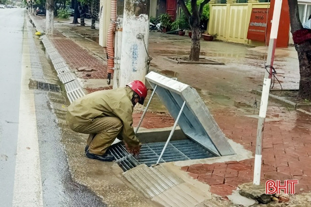 TP Hà Tĩnh cắt tỉa cây xanh, nạo vét hệ thống thoát nước khi vào mùa mưa bão