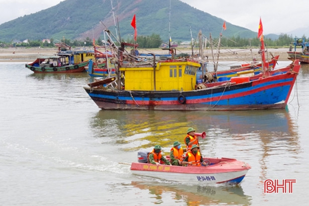 Biên phòng Hà Tĩnh hỗ trợ ngư dân chằng néo tàu thuyền tránh trú bão