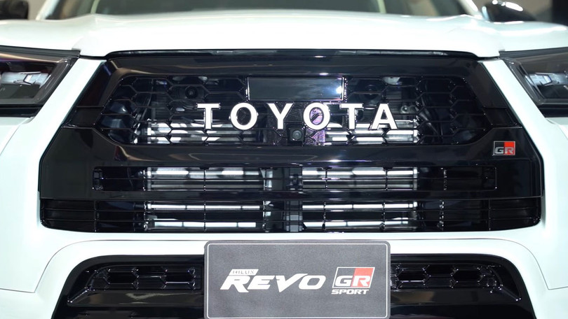 Toyota Hilux 2021 bản thể thao có gì đấu “vua bán tải” Ford Ranger?