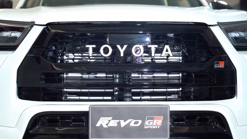 Toyota Hilux 2021 bản thể thao có gì đấu “vua bán tải” Ford Ranger?