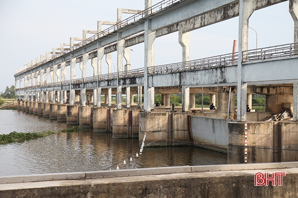 Gần 1,2 tỷ đồng sửa chữa van tự động khoang số 13 cống Đò Điệm