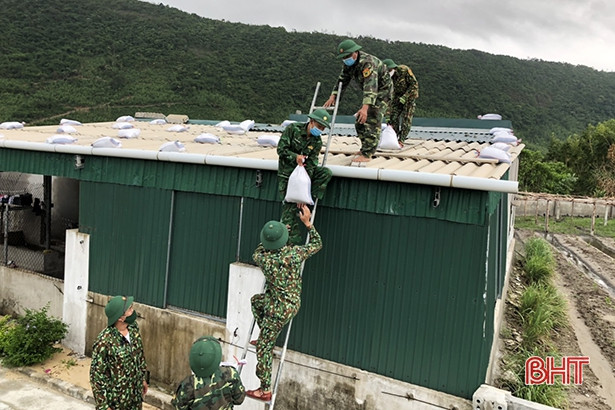 Bộ đội Biên phòng giúp ngư dân TX Kỳ Anh neo đậu 116 thuyền tránh bão số 5