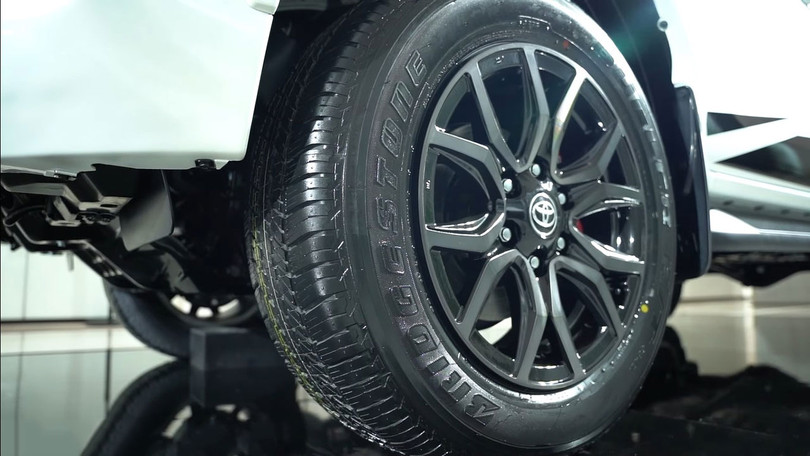 Toyota Hilux 2021 bản thể thao có gì đấu “vua bán tải” Ford Ranger?