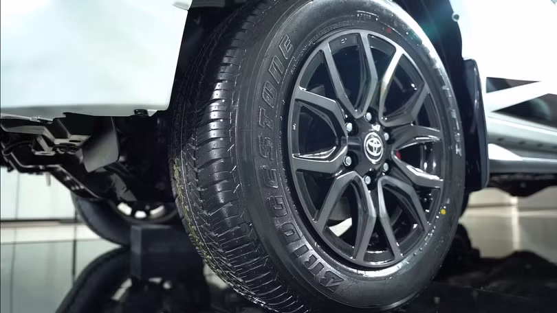 Toyota Hilux 2021 bản thể thao có gì đấu “vua bán tải” Ford Ranger?