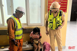 Bé gái 10 tuổi lạc trên cao tốc ở Hà Tĩnh lúc nửa đêm 
