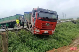 Xe đầu kéo va chạm xe máy, 2 phụ nữ tử vong