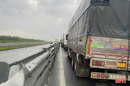 3 xe tông nhau, cao tốc qua Hà Tĩnh tắc nhiều km