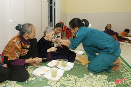 Những bữa ăn ấm lòng nơi tránh trú bão