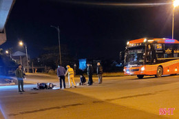 Xe khách giường nằm va chạm xe máy, 1 người bị thương nặng