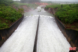 Hồ Kẻ Gỗ tăng lưu lượng xả tràn từ 6h sáng nay