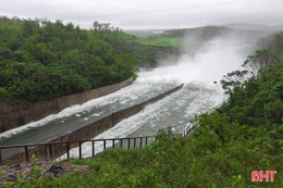 Hồ Kẻ Gỗ giảm lưu lượng xả tràn xuống 200 m3/giây