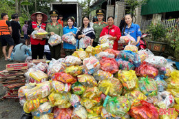 Trao 600 suất quà đến bà con vùng lũ hạ du Kẻ Gỗ