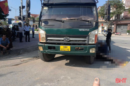 Xe tải va chạm xe máy ở nút giao bị hỏng đèn đỏ, một người tử vong