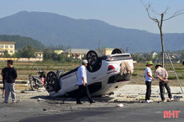 Xế hộp "phơi bụng" sau va chạm với xe tải