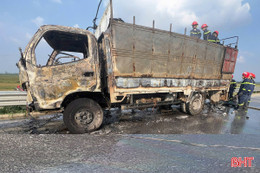 Xe tải cháy trụi trên cao tốc ở Hà Tĩnh 