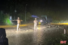 Dầm mưa điều tiết giao thông khi đường Hồ Chí Minh qua Hà Tĩnh sạt lở