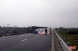Xe tải mất lái, lật nghiêng trên cao tốc ở Hà Tĩnh