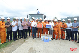 Phấn đấu hết ngày 28/8 cấp điện trở lại cho toàn bộ người dân Hà Tĩnh