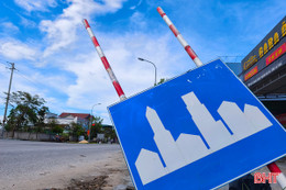 Cần sớm khắc phục hệ thống biển báo giao thông hư hỏng sau bão