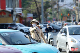 Cảnh sát "mướt mồ hôi" điều tiết giao thông ngày cận Tết