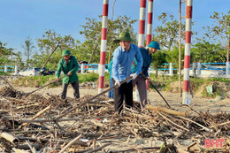 Thu gom nhiều tấn rác, làm sạch bãi biển sau mưa bão