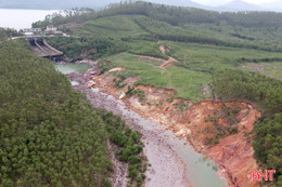 Hạ tràn hồ Kẻ Gỗ sạt lở, cuốn trôi nhiều diện tích đất 