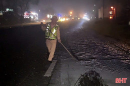 CSGT Hà Tĩnh dọn dẹp đá dăm rơi vãi trên quốc lộ 1 trong đêm