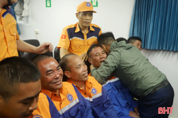 Lời kể của thuyền viên sau gần 15 tiếng vật lộn với sóng dữ trên biển